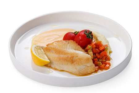 Тилапия с овощами и картофельным пюре