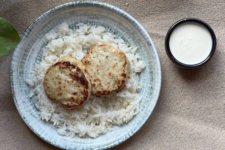 Детские котлетки из индейки, рис басмати, сливочный соус