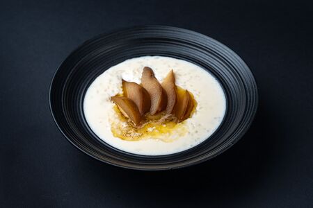 Рисовая каша с грушей и ванильным маслом