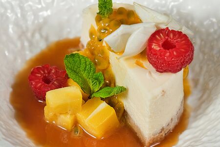 Чизкейк с солёной карамелью, манго и маракуйей