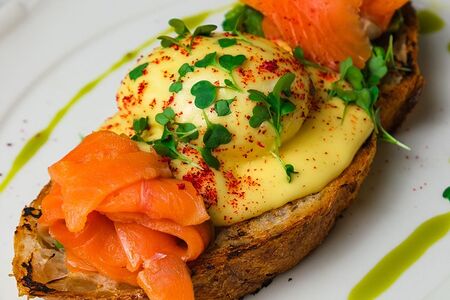  Брускетта с лососем и авокадо