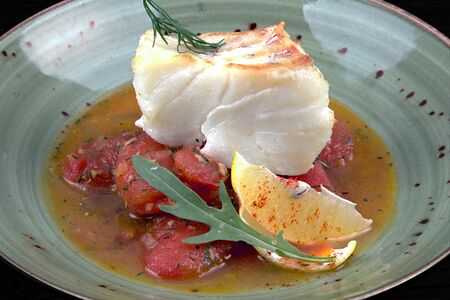 Филе трески, запеченное с томатами