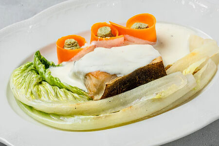 Зубатка, прижаренный романо, сливочный соус