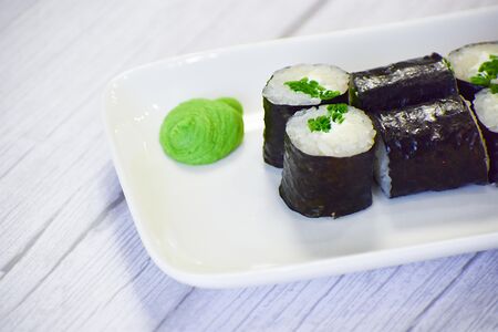 Мини-ролл с зеленым луком