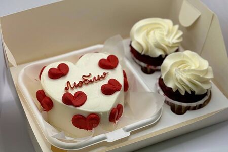 Набор: бенто-торт с объемными сердцами и два капкейка