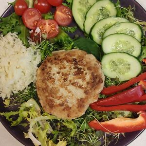 Котлета из индейки с рисом, овощами и зеленью 