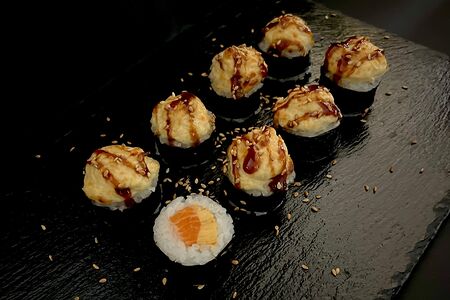 Ролл запеченный с лососем