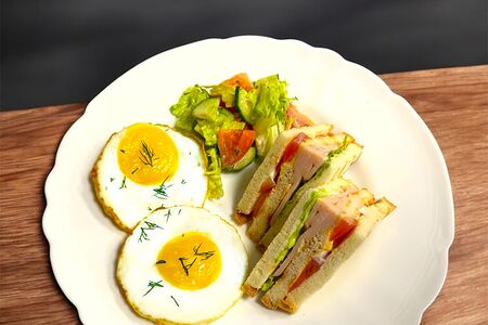 Яичница с сэндвичем и салатом