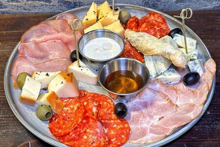 Закуска из мясных деликатесов и благородных сыров