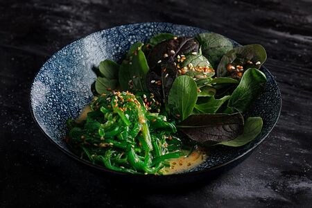 Салат чука, шпинат и кунжут