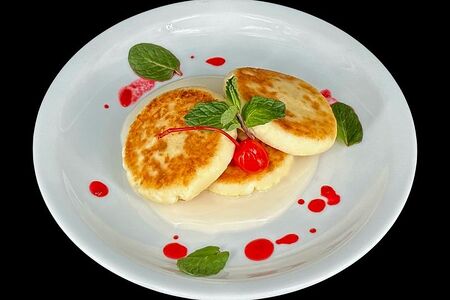 Сырники со сгущённым молоком и вишнёвым джемом