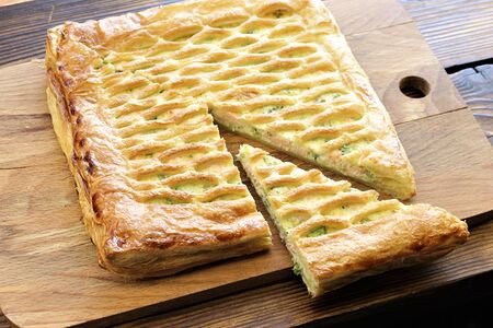 Пирог с брусникой и яблоком из слоеного теста