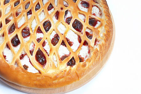 Сладкий пирог с творогом и вишней