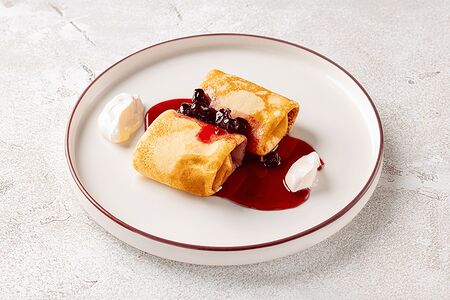 Блинчики с творогом и вишневым вареньем 