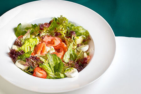 Салат с лососем и страчателлой