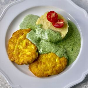 Куриные котлетки из рубленого филе под сливочно-шпинатным соусом с пюре