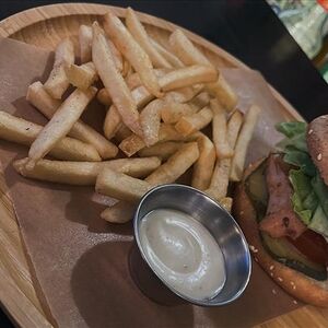 Бургер с куриным филе и картофелем фри