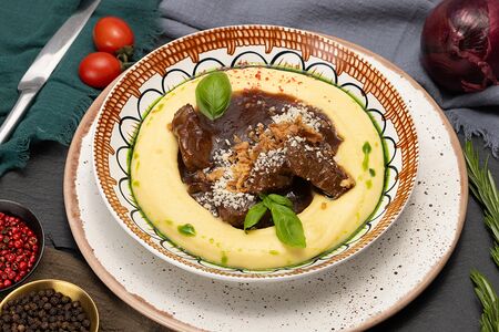 Томленая телятина в соусе демиглас