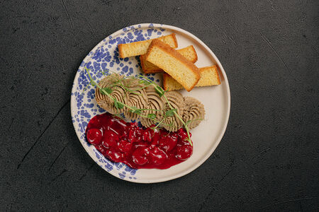 Паштет из утиной печени с вишневым конфитюром (сезонное)