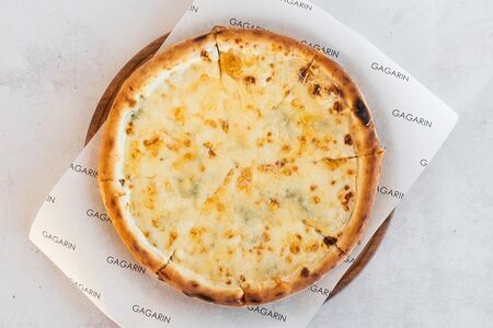 С сыром гауда, моцареллой, горгонзолой и пармезаном