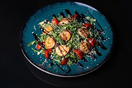 Салат с рукколой и с креветкой