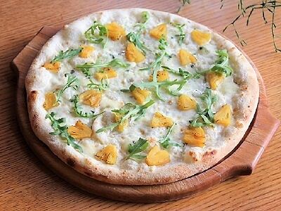 Пицца с ананасами и сыром дорблю