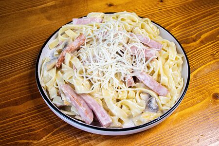 Паста в ветчиной и грибами