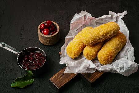 Сырные палочки с брусничным соусом