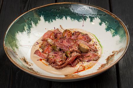 Ростбиф с соусом из тунца и маринованными каперсами