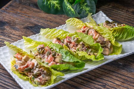 Закуска из угря, авокадо и томатов