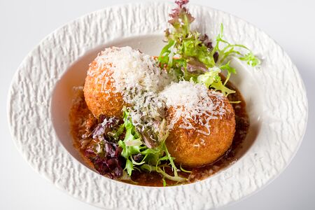 Аранчини с соусом рваная говядина