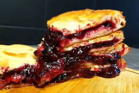 Сладкий пирог с лесными ягодами