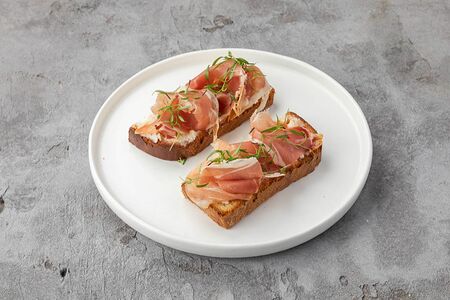 Брускетты на домашнем хлебе с Пармой, домашней рикоттой и медовым чили