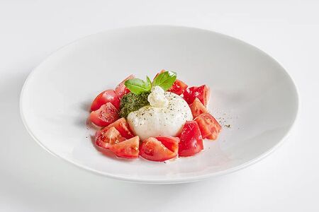 Буррата с томатами и соусом песто