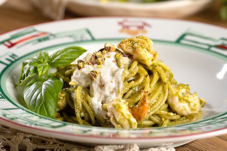 Паста спагетти с песто, креветками и страчателлой