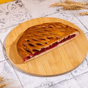 Половина пирога с яблоком и брусникой