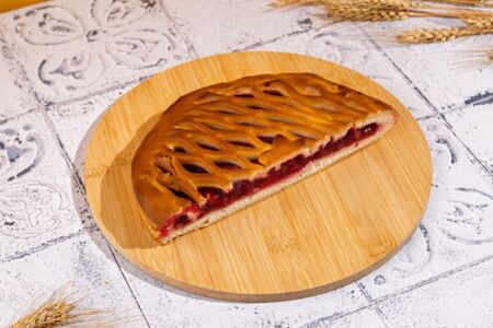 Половина пирога с яблоком и брусникой