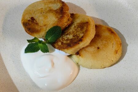 Сырники и сметана