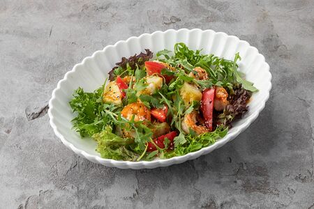 Теплый салат с креветками, хрустящим баклажаном и цукини