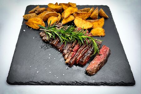 Стейк Мачете с картофелем по-деревенски 