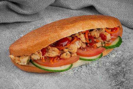 Булочка с курицей