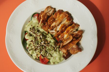 Салат с курицей барбекю 