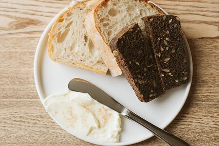 Сет из хлеба со взбитым маслом и копчёной солью