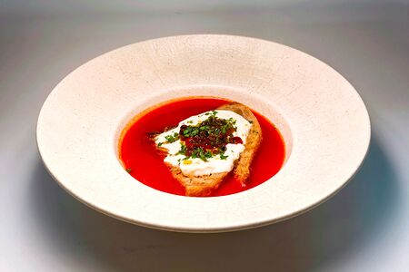 Пряный томатный суп, страчателла, чили кранч