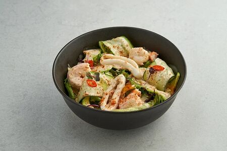 Зеленый салат с морепродуктами