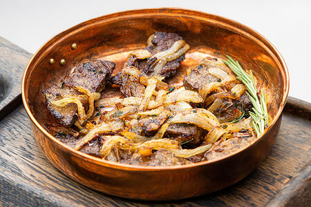 Печень теленка с жареным луком