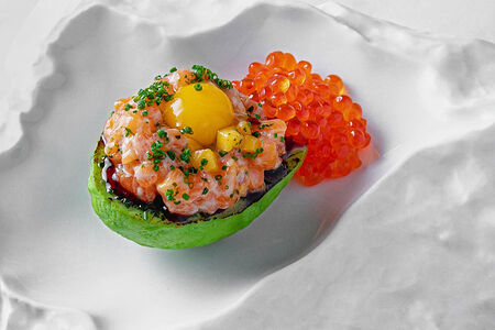 Лосось с манго, красной икрой и соусом понзу-майо