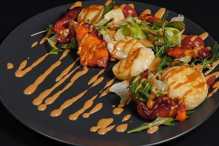 Салат с сырниками из страчателлы, тыквой BBQ и кунжутным соусом