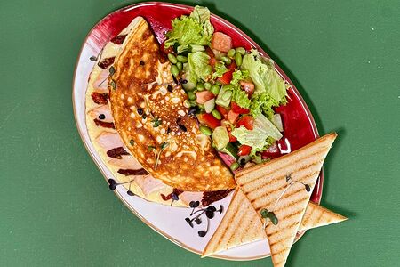 Омлет с курицей, моцареллой и вялеными томатами