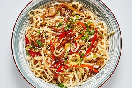 Вок со свининой в соусе тайский чили